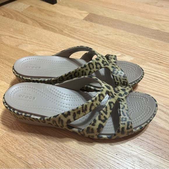 Crocs Sanrah Animal Print Wedge Sandals Sz 10 Women’s Cheetah Leopard - Picture 1 of 7